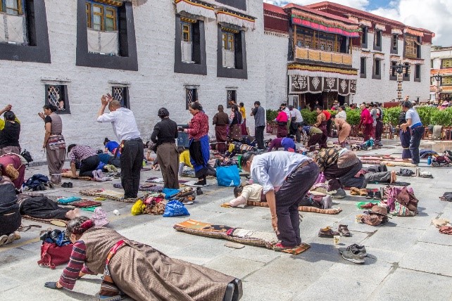 Tibetans prostrating in Lhasa